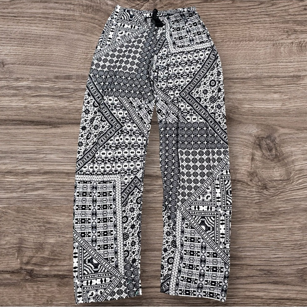 Black and White Geometric Print Yoga Pants - Picture 1 of 2